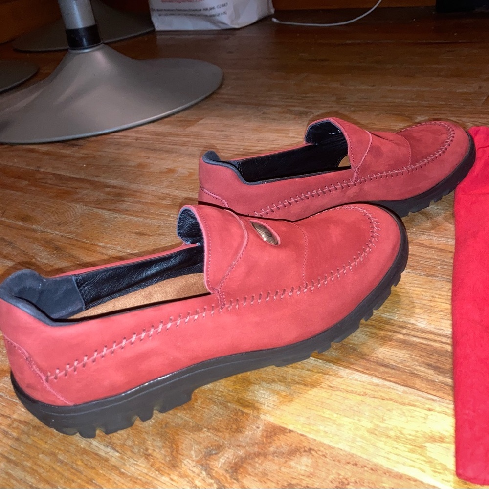 Bally Red Suede Driving Moccasins Reef' 02 Grip Sole 9.5 Like New VTG - Picture 5 of 9